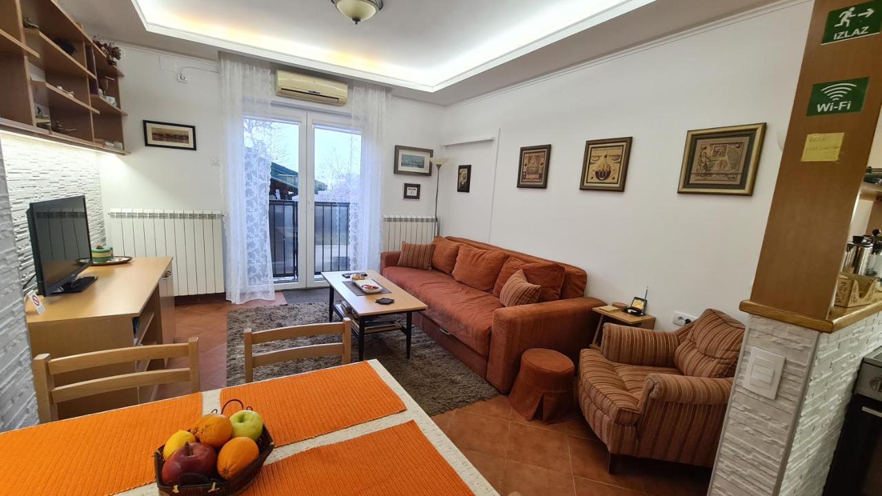 Apartment Akacija Gardens Belgrado Esterno foto